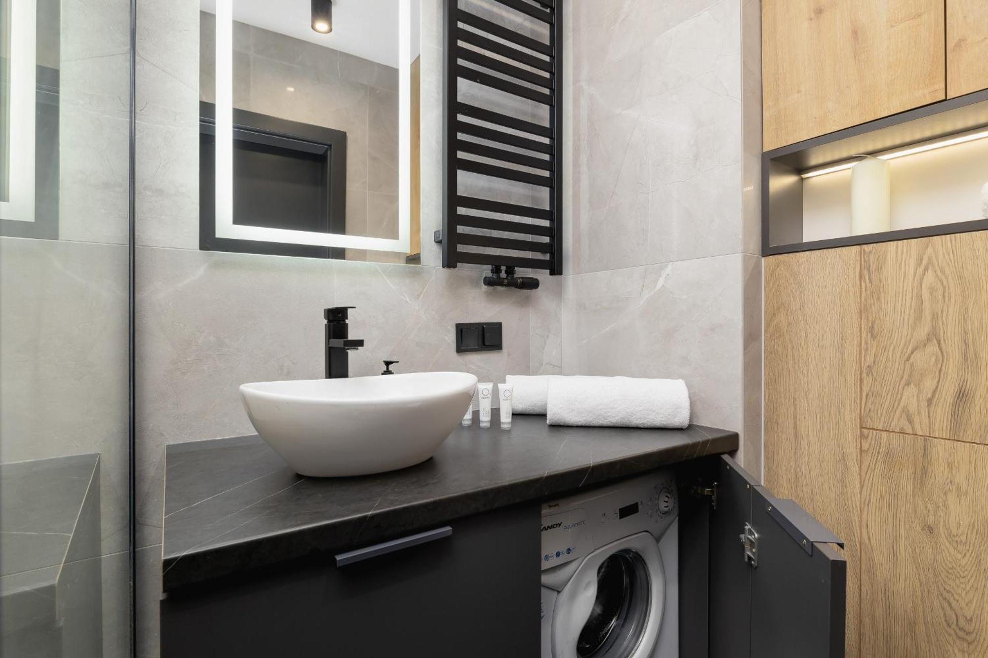 Elegant Apartment In Cracow With Balcony, Parking And Desk By Noclegi Renters クラクフ エクステリア 写真